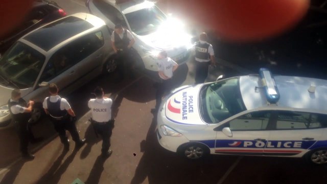 La police tire sur un agresseur armé d'un couteau qui voulait prendre la fuite !