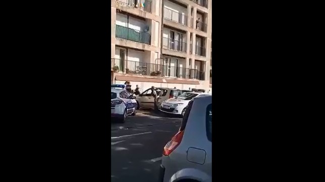 La suite : La police tire sur un homme armé d'un couteau.