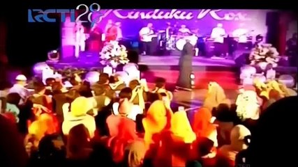 Beredar Foto Opick dengan Wanita yang Diduga Istri Mudanya