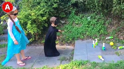 Et gelé génie maléfique sirène rose Fille de laraignée homme araignée contre Elsa w joker ariel ba