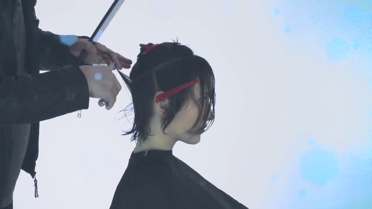 Apprenez à faire une coupe de cheveux en cheveux bouclés