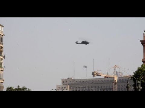 شاهد|| طائرات الاباتشى تحلق فى سماء التحرير إحتفالاً بتنصيب السيسي