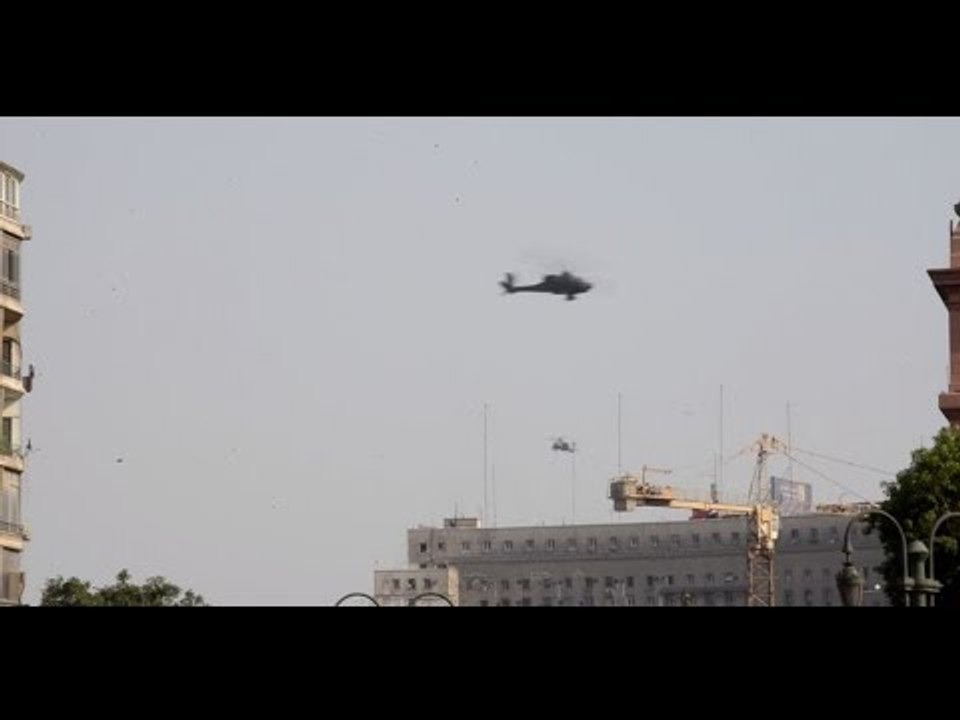 شاهد|| طائرات الاباتشى تحلق فى سماء التحرير إحتفالاً بتنصيب السيسي