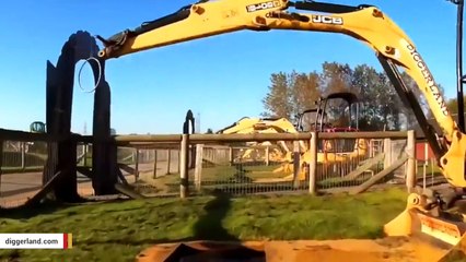 UK’s Diggerland Turns Digging Dirt Into A Theme-Park-Worthy Attraction