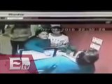 Mujer da puñetazo a taquillera por no dejar entrar a sus hijos al cine  / Desde la red