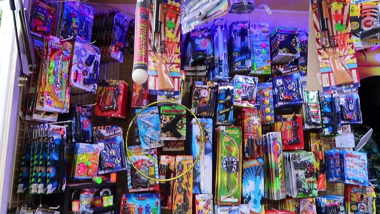 ON S’AFFRONTE SUR DES GONFLABLES DANS LA PISCINE !  - DÉFIS DUELS