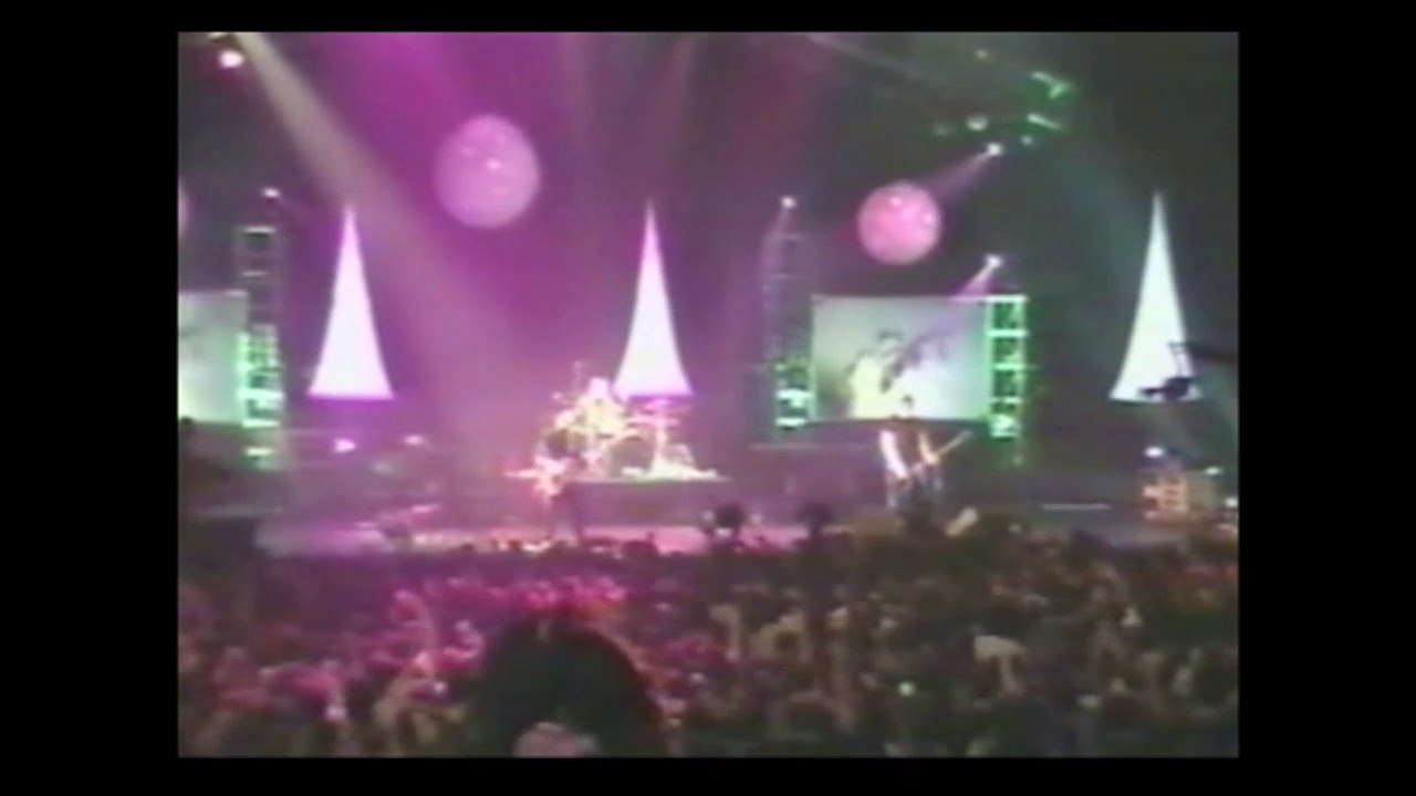 Muse - Plug In Baby, Paris Zenith, 10/29/2001