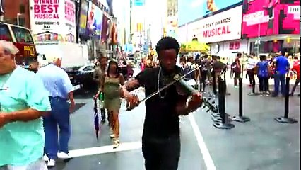 Shinsuke Nakamura s theme performed by Lee England Jr. in the middle of Times Square