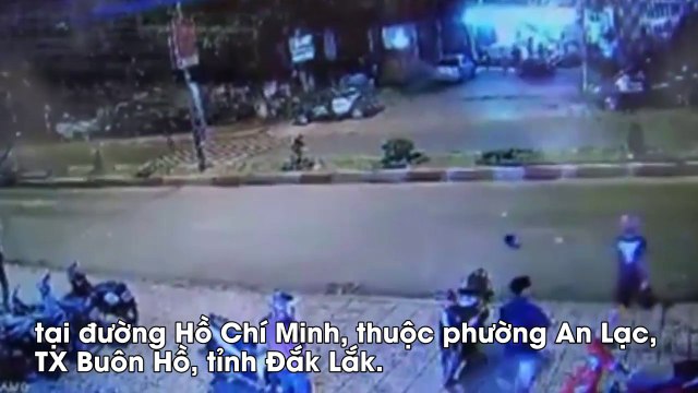 Đi bộ sang đường, cô gái bị xe máy tông trực diện văng xa 10m