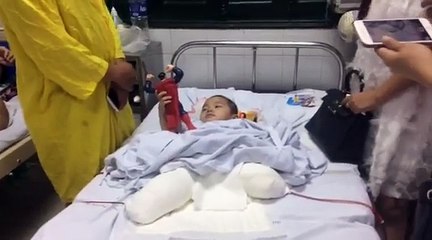 Nghẹn ngào hình ảnh cậu bé bị cụt chân vì đá từ trên núi rơi xuống