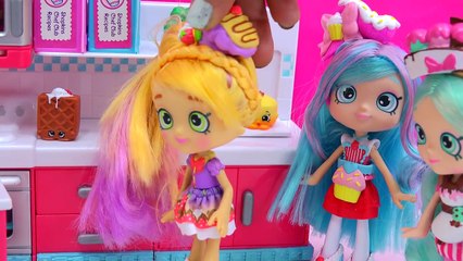 Shopkins Season 6 Hot Spot Kitchen Chef Club Playset + Surprise Candy Jar Blind Bags