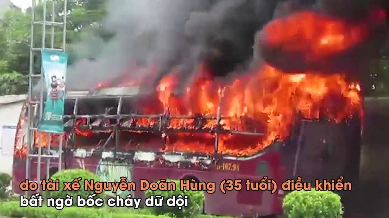 Xe giường nằm của Sài Gòn bốc cháy dữ dội tại Nghệ An"