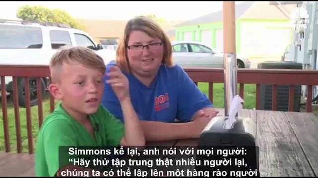 Sóng to cuốn nhiều người ra biển, 80 người lập tức tạo thành hàng rào cứu hộ