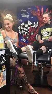 Lời cầu hôn bằng hình xăm lên chân chàng trai dành cho bạn gái thợ xăm