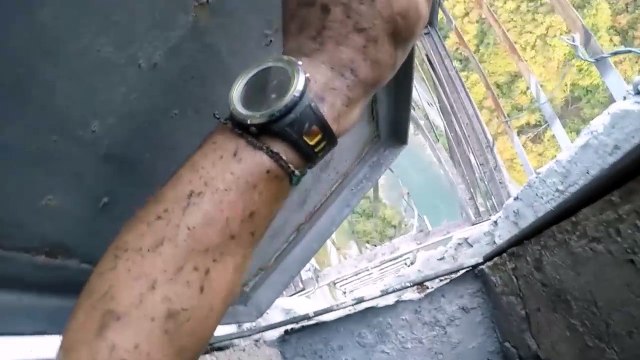 Bạn đang cùng Flaviu Cernescu và bồ anh ấy Đưa nhau đi trốn đến đỉnh một ống khói cao nhất châu Âu