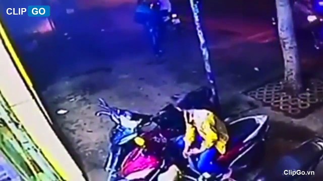 Chỉ ngồi im lặng trên xe, người phụ nữ áo vàng gây bức xúc cđm