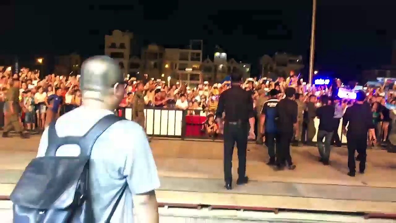 Sơn Tùng M-TP bị khán giả chọi vật lạ vào người trên sân khấu