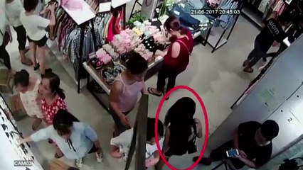 Một vụ trộm túi xách  ra tay ngay trước mặt nhân viên, bảo vệ và cả camera theo dõi.
