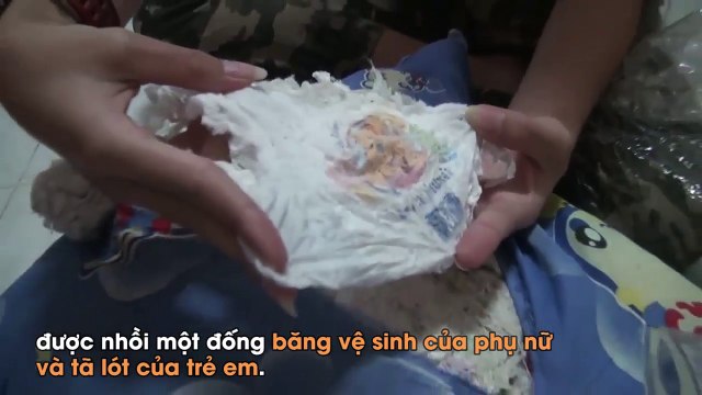 Mua gối rẻ về dùng, tá hỏa khi phát hiện ruột gối bên trong