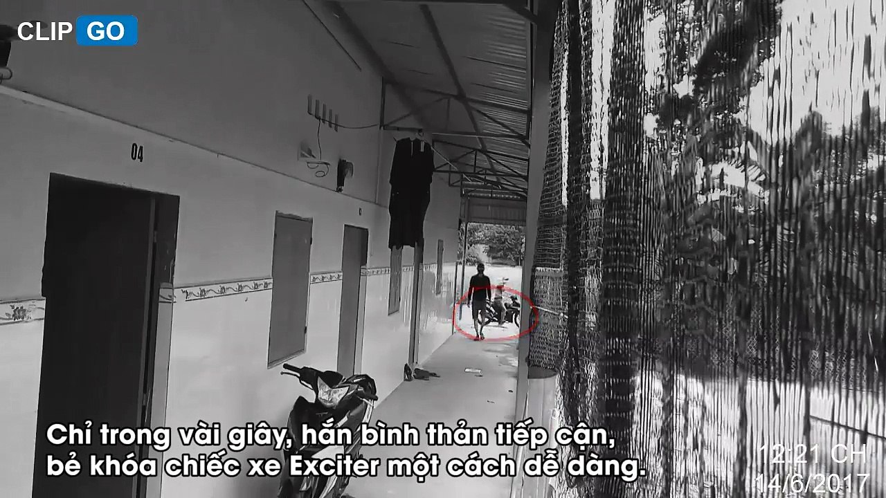 Cận cảnh tên trộm bình thản dẫn xe ra khỏi dãy trọ