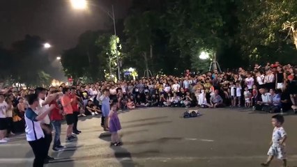 Bé gái nhảy “Bống bống bang bang” đại náo phố đi bộ
