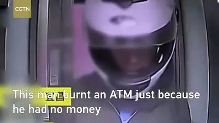 người đàn ông trung quốc đốt cháy cây ATM