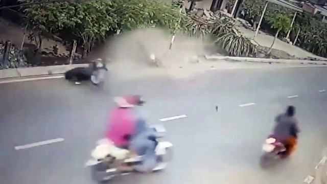 Cô gái truy đuổi, tông vào xe máy 2 kẻ giật túi xách