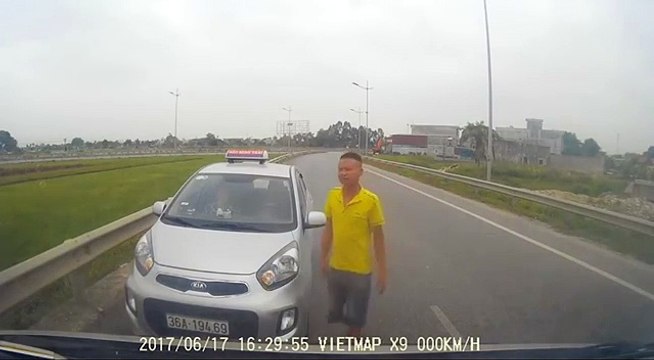 Tài xế taxi chạy ngược chiều, rút tuýp sắt dọa đánh người khác