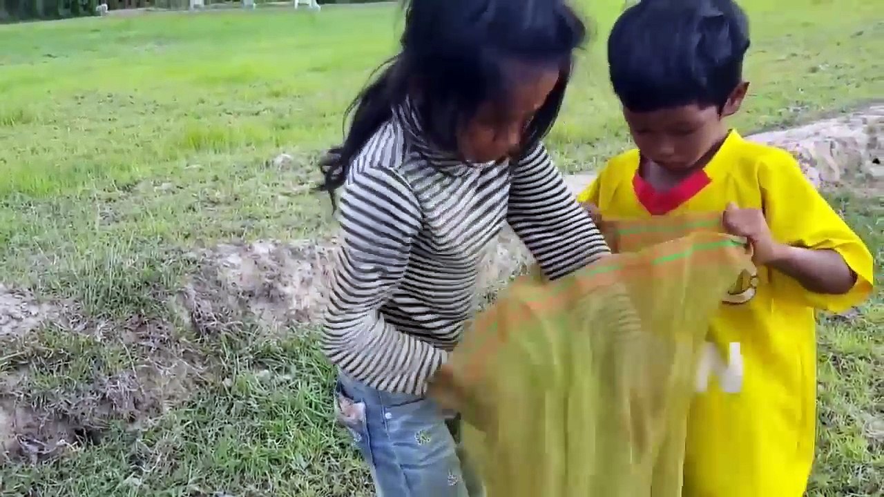 Rợn tóc gáy trước cảnh 2 chị em nhỏ tay không bắt rắn cực "độc"