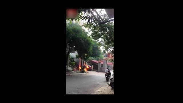 Chiếc ô tô cháy rụi khi đỗ trên bãi rác vẫn đang còn lửa cháy