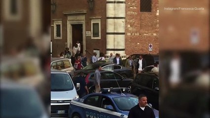 vợ chồng ông Obama đi thăm nhà thờ địa phương tại Tuscany