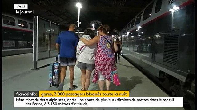 Délaissés par les agents SNCF, des passagers prennent possession du bar d'un TGV - Regardez