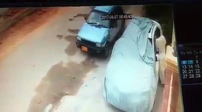 کراچی۔گلشن اقبال بلاک 7 میں چوری کی واردات کی ویڈیو دیکھیں۔ ویڈیو: حمزہ علی۔ کراچی