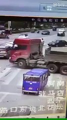 Koca tır üstünden geçti ama