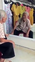 Cụ bà nói chuyện với "bạn thân" trong gương