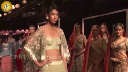 Pernia Qureshi Walks Ramp For Monika Nidhi | Lakme Fashion Week 2017