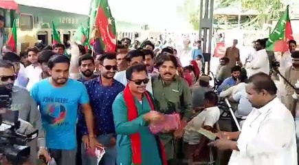 Kyun Nikala Mujhey? Team PTI Reaches Cantt Station Karachi For Public Awareness