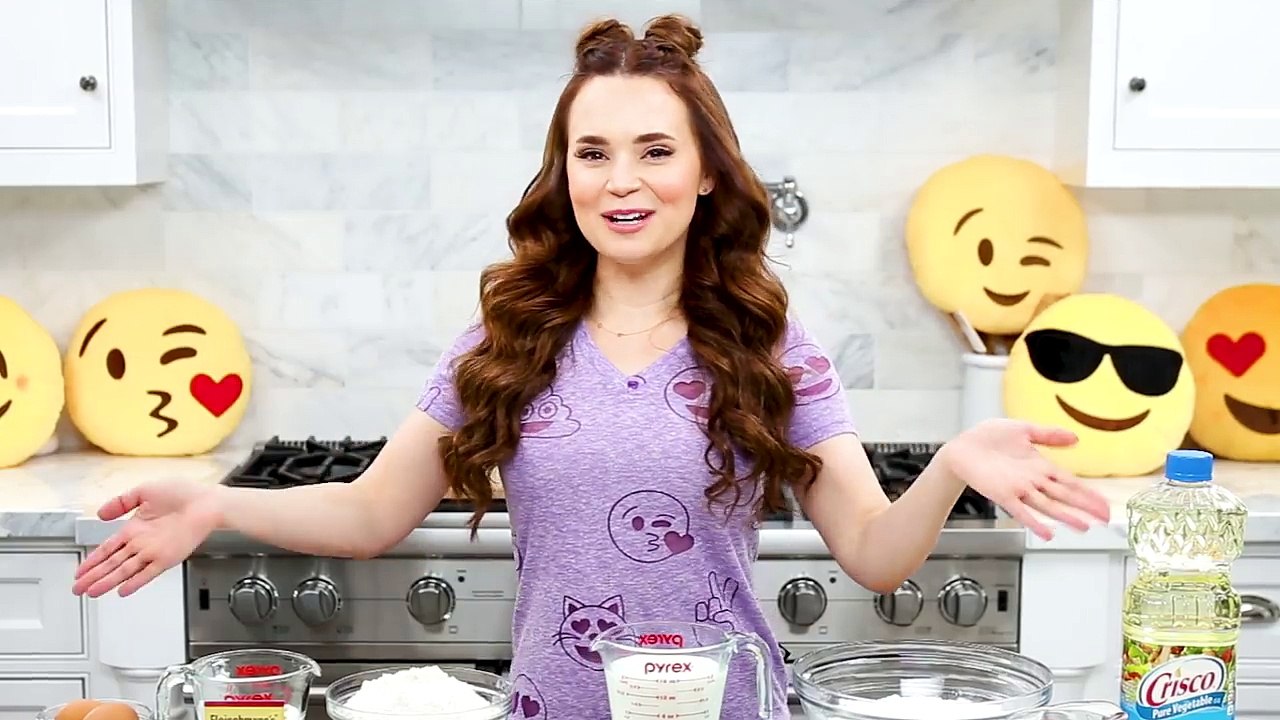 HOW TO MAKE EMOJI DONUTS - NERDY NUMMIES-DJiEJ1zXZzM