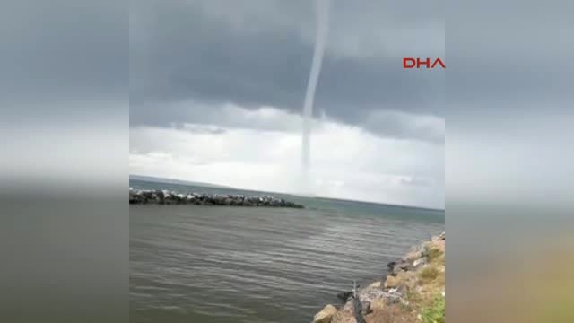 Plajda Hortum Paniği. Hortumun Adım Adım Kumsala Yaklaştığı O Anlar Kamerada