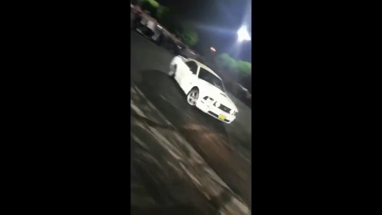 Cette mustang termine son Burn dans la foule lors d'un rassemblement !! Fast and Furious raté...