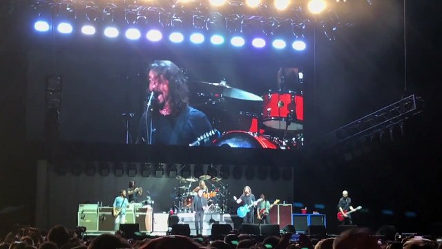 Les Foo Fighters jouent avec Rick Astley en concert : Never Gonna Give You Up version Nirvana !