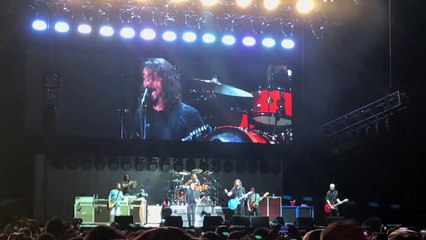 Les Foo Fighters jouent avec Rick Astley en concert : "Never Gonna Give You Up" version Nirvana !