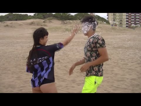 BESO O TORTAZO EN LA PLAYA / GONZALO GOETTE