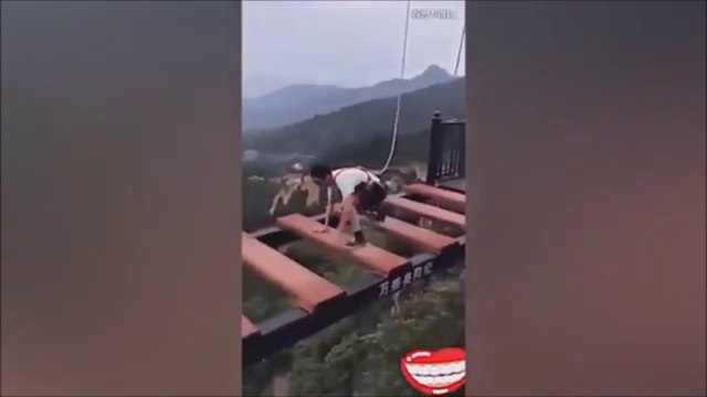 Si tu as le vertige ne prend pas ce pont suspendu en Chine... Fou