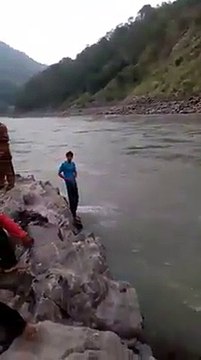گجرات کا رہنے والا نوجون موبائل کی شرط لگا کر دریا میں چھلانگ لگا بیٹھا, GUJRAT BOY DEATH IN NEELAM