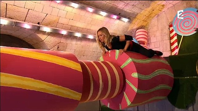 Enora Malagré sur l'épreuve des cylindres de Fort Boyard