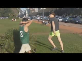 BROMA A UN TURRO 2 (ME QUIERE GOLPEAR) / TOMAS ORANGES