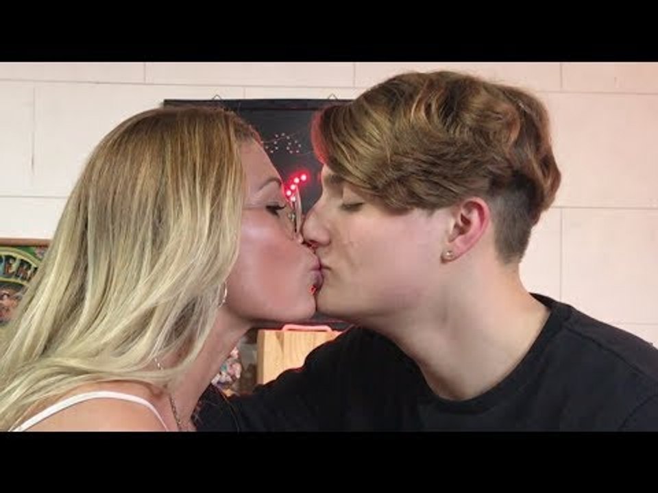 CHICO DE 17 AÑOS BESA A MUJER DE 30/ TOMAS ORANGES