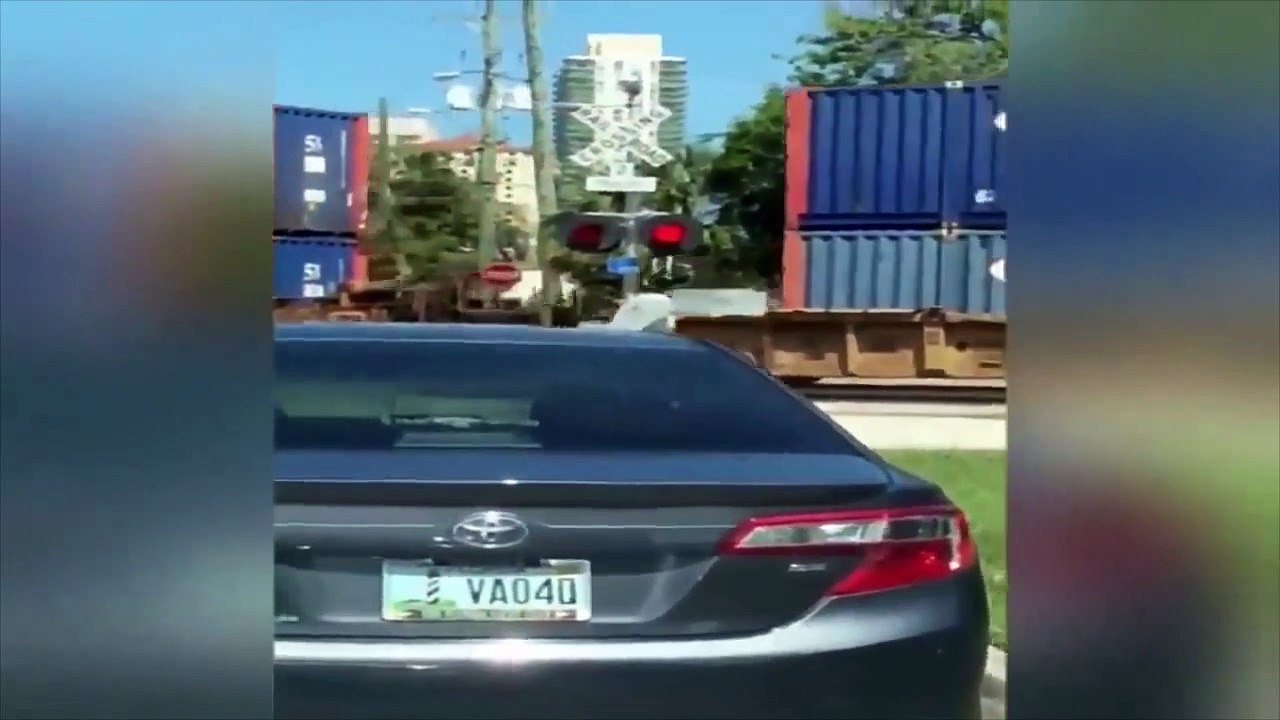 Ce livreur en vélo saute par-dessus un train au passage à niveau pour gagner du temps... le fou !!