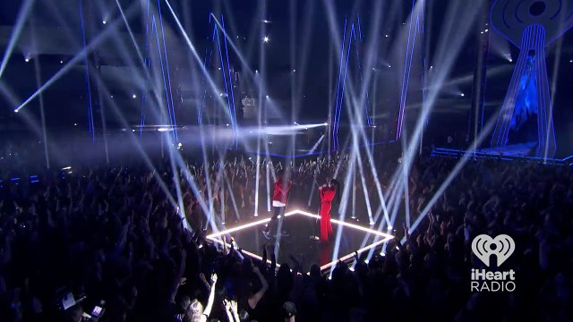 Noah Cyrus Performs Make Me (Cry) with Labrinth at the iHeartRadio Music Awards 2017